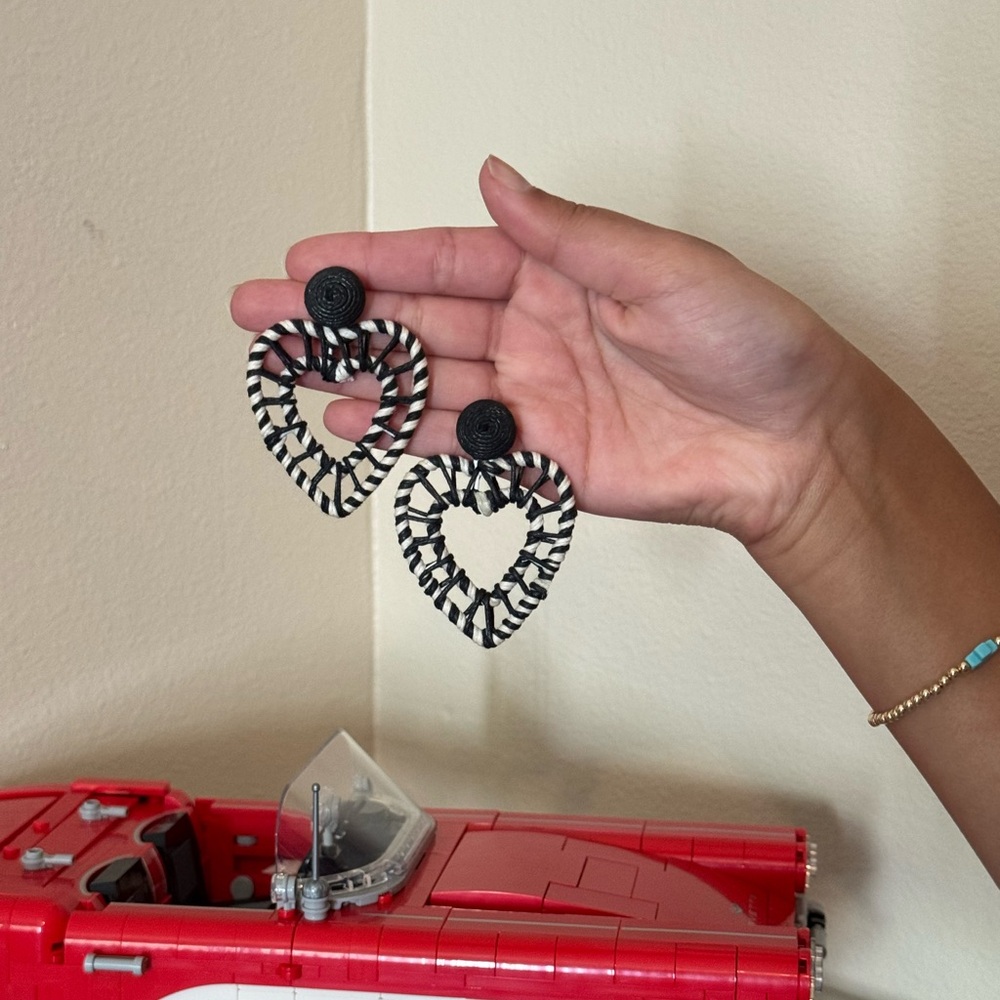 Black and White Heart Earrings - Picture 1 of 2